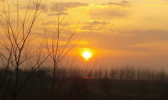 村落下的夕阳美景